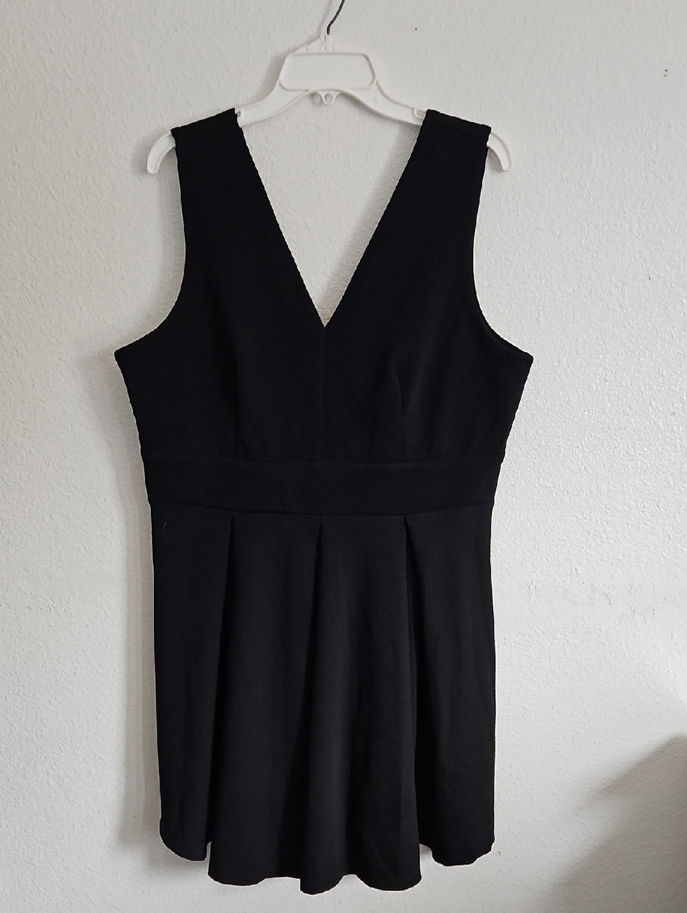 Haute Monde Black V-Neck Sleeveless Mini Dress
